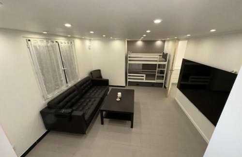 Le Mesnil-le-Roi Apartment | Appartement à 500 m de la gare/4 station des champ elisées.