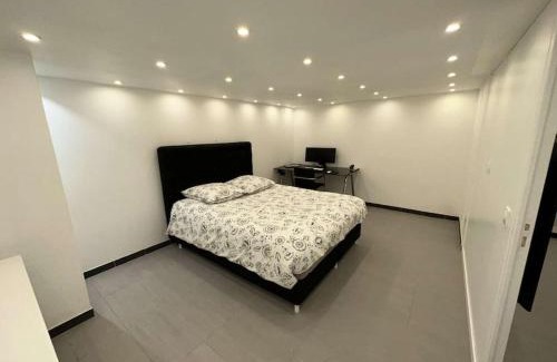 Le Mesnil-le-Roi Apartment | Appartement à 500 m de la gare/4 station des champ elisées.