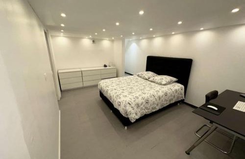 Le Mesnil-le-Roi Apartment | Appartement à 500 m de la gare/4 station des champ elisées.