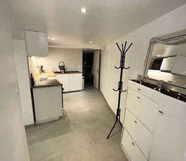 Le Mesnil-le-Roi Apartment | Appartement à 500 m de la gare/4 station des champ elisées.