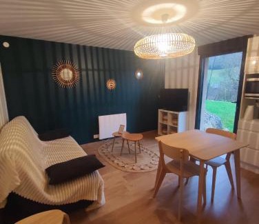 Saint-Georges-de-Luzencon Apartment | Appartement à la campagne