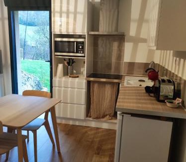 Saint-Georges-de-Luzencon Apartment | Appartement à la campagne