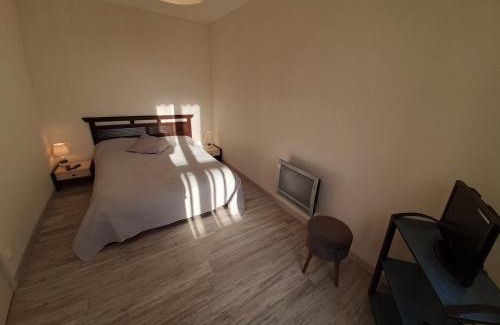 La Roche-Posay Apartment | Appartement 2 chambres avec Wi-Fi, proche centre-ville et thermes de La Roche-Posay - FR-1-541-10