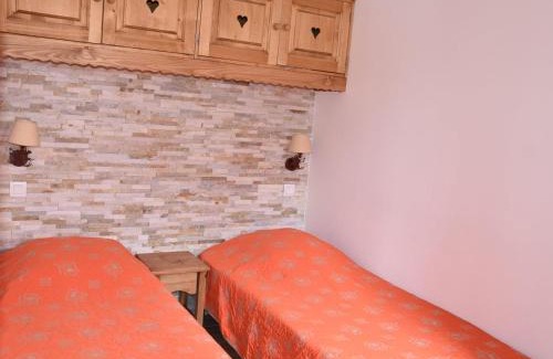 Pralognan-la-Vanoise Apartment | Appartement 2 Pièces avec Piscine Chauffée, Balcon, Parking et Proche Centre à Pralognan - FR-1-464-160