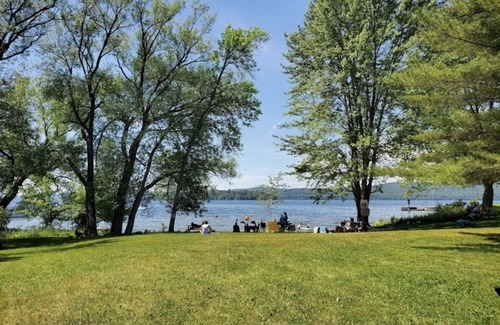 Cedarville Apartment | Appartement 3 1/2 au Bord du Lac Memphrémagog - Ogden Descente à Bateau