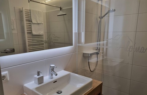 Riezlern Apartment | Appartement "5" - 1 Schlafraum, Dusche, WC - Gästehaus Alpina