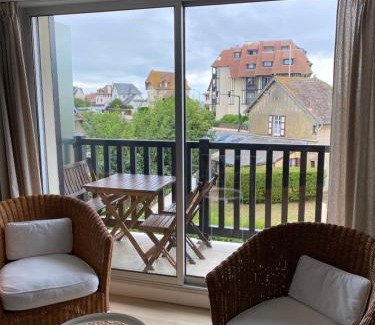 Blonville-sur-Mer Apartment | Appartement 65m2 avec balcon vues partielles mer à 150m de la plage et centre, wifi et parking privé