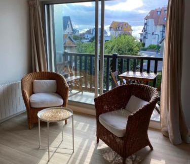 Blonville-sur-Mer Apartment | Appartement 65m2 avec balcon vues partielles mer à 150m de la plage et centre, wifi et parking privé