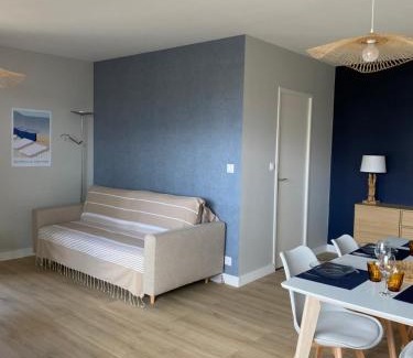Blonville-sur-Mer Apartment | Appartement 65m2 avec balcon vues partielles mer à 150m de la plage et centre, wifi et parking privé