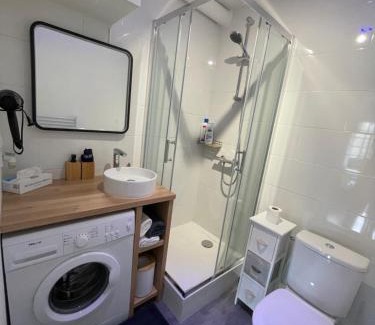 La Roche-Bernard Apartment | Appartement avec balcon et vue sur port - wifi privé - au dessus du Restaurant le Yackams