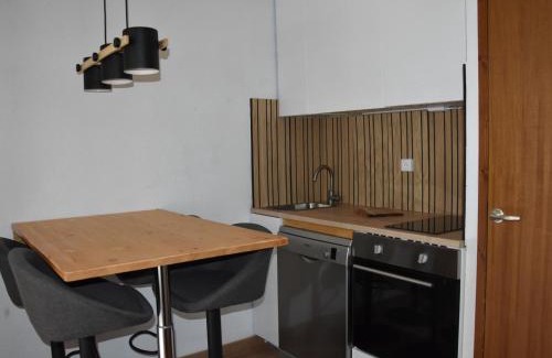 Pralognan-la-Vanoise Apartment | Appartement cosy avec piscine chauffée et terrasse sud à Pralognan-la-Vanoise - FR-1-464-118