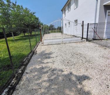 Saint-Ambreuil Apartment | Appartement calme avec jardin