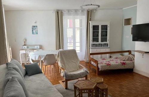 Neris-les-Bains Apartment | Appartement confortable à Néris-les-Bains avec parking gratuit