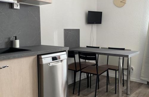Eclose-Est Apartment | Appartement cosy 4 pers. avec balcon sud, proche commerces et remontées, L'Alpe d'Huez - FR-1-405-61