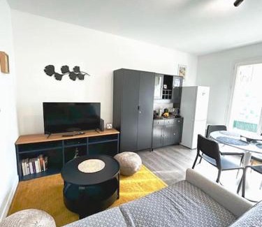 Etampes Apartment | Appartement cosy avec terrasse et parking, 4 pers.