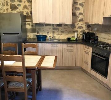 Avene Apartment | appartement de l'église et du château 2 à 15 personnes