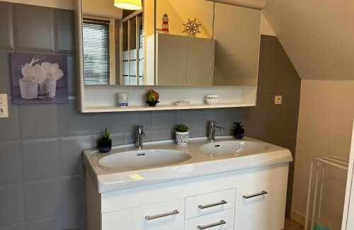 Cleguerec Apartment | Appartement deux chambres plus une chambre bébé ou enfant maximum trois ans à la campagne au calme
