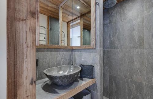 Le Fornet Apartment | Appartement duplex à Val d'Isère, sauna, cheminée, 4 chambres en suite, parking, pour 8 personnes - FR-1-567-123