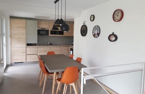 Cessenaz Apartment | Appartement Duplex Jardin