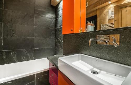 Val-d'Isere Apartment | Appartement Duplex Moderne, Skis aux Pieds, Centre de Val-d'Isère - FR-1-567-56