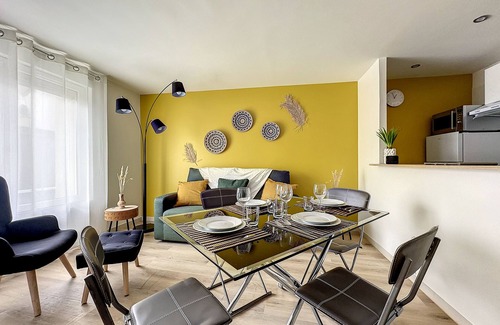 Dammartin-en-Goele Apartment | Appartement "cocon Jaune", Hébergement Confortable et Pratique !