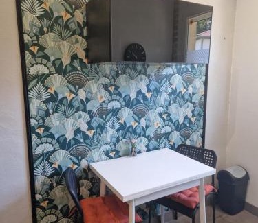 Serezin-du-Rhone Apartment | Appartement indépendant dans maison avec jardinet, au calme