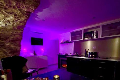 Orgon Apartment | Appartement Love room avec jacuzzi et hammam privatisé Lieu insolite en amoureux Spa détente assurée avec de doux massages en options sur demande