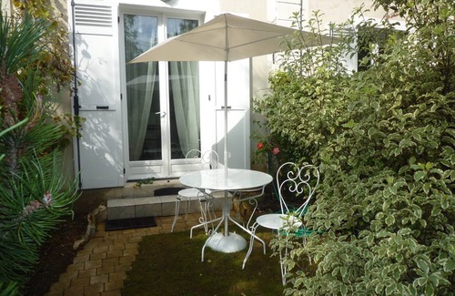 Marnes-la-Coquette Apartment | APPARTEMENT MEUBLE & EQUIPE A GARCHES/30 M2/1 250 €/MOIS