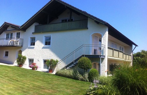 Bad Birnbach Apartment | Appartement mit wenigen Gehminuten zu Wanderwegen mit Blick übers Rottal