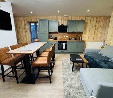 Murol Apartment | Appartement Murol neuf calme, centre village, vue Château