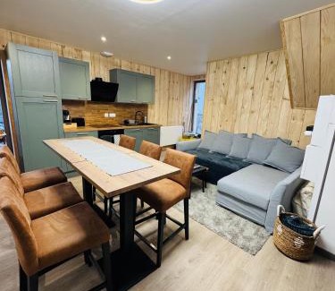Murol Apartment | Appartement Murol neuf calme, centre village, vue Château