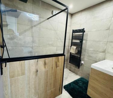 Murol Apartment | Appartement Murol neuf calme, centre village, vue Château