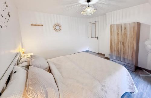 Vic-sur-Cere Apartment | Appartement rénové, lumineux au centre de Vic