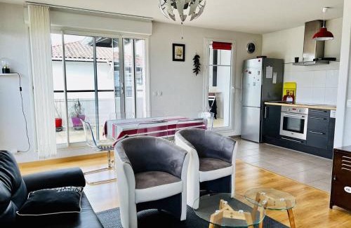 Cambo-les-Bains Apartment | Appartement T2 à Cambo-les-Bains, terrasse, parking, internet - FR-1-495-87