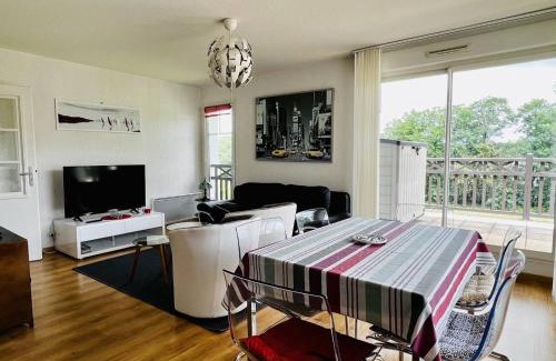 Cambo-les-Bains Apartment | Appartement T2 à Cambo-les-Bains, terrasse, parking, internet - FR-1-495-87