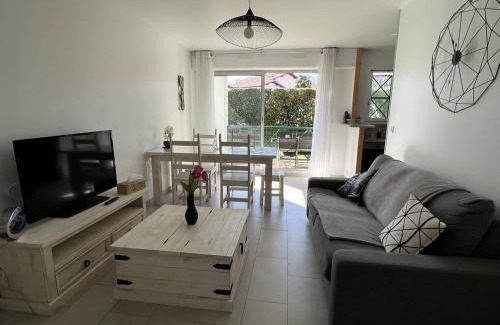 Cambo-les-Bains Apartment | Appartement T2 confortable avec terrasse sud et parking, au calme, proche commerces, petit animal accepté - FR-1-495-6