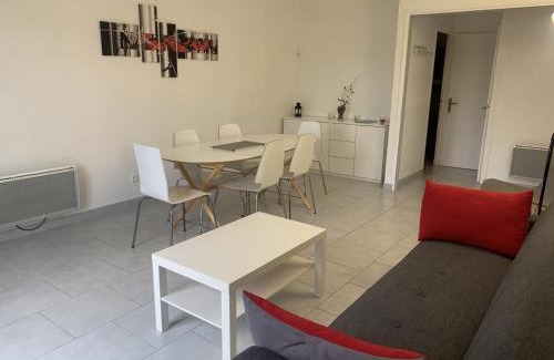 La Roche-Posay Apartment | Appartement T3 en Centre-Ville de La Roche-Posay avec Terrasse, Piscine et Parking - FR-1-541-75