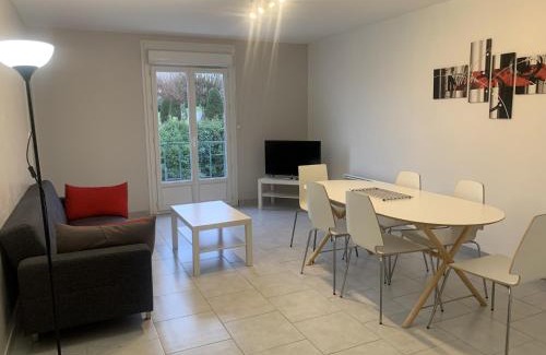 La Roche-Posay Apartment | Appartement T3 en Centre-Ville de La Roche-Posay avec Terrasse, Piscine et Parking - FR-1-541-75