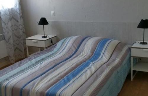 La Roche-Posay Apartment | Appartement T3 en Centre-Ville de La Roche-Posay avec Terrasse, Piscine et Parking - FR-1-541-75