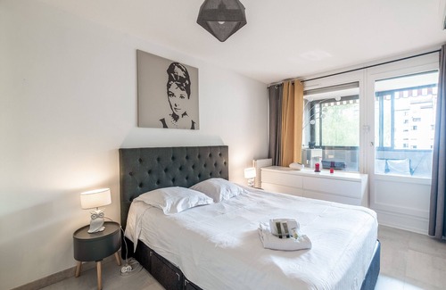 Yves Farge - Le Fleuve Apartment | Appartement Tenente - Welkeys
