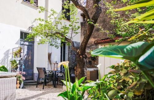 Riou - Petit Juas - Av de Grasse Apartment | Appartement très cosy avec cour