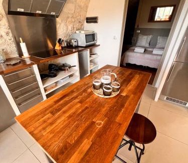 Menerbes Apartment | Appartement Typique in Provencal village Menerbes