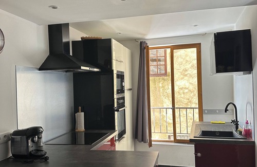 Cotignac Apartment | Appartement Vue sur le Rocher