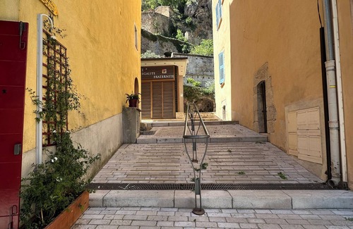 Cotignac Apartment | Appartement Vue sur le Rocher