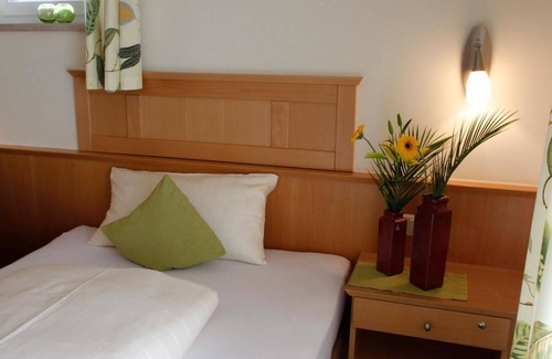 Safferstetten Apartment | Appartement | Wohlfühlzimmer mit möbliertem Balkon, umrahmt von viel "Grün"