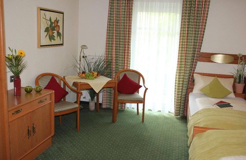Safferstetten Apartment | Appartement | Wohlfühlzimmer mit möbliertem Balkon, umrahmt von viel "Grün"