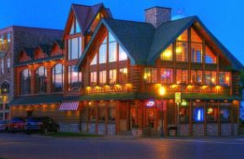 Mackinaw City Hotel | Apple Blossom Boutique 1