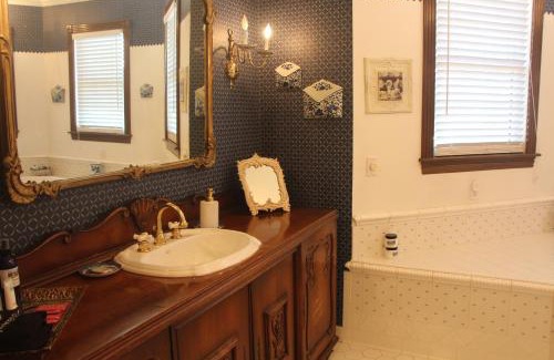 Gentry Bed & Breakfast | Apple Crest Inn
