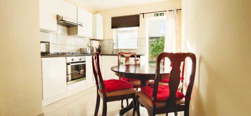 Hillingdon Apartment | Apple Garden A-2