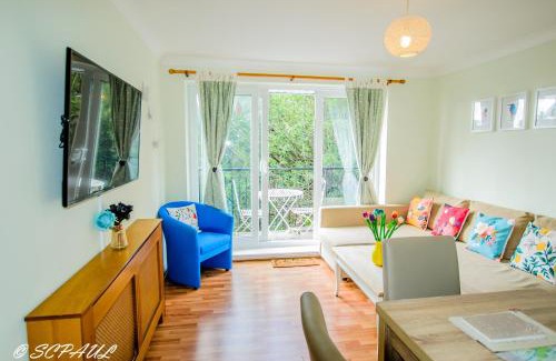 Cowley Apartment | Apple Perch 2BR Flat - Free Parking